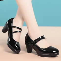 2024 primavera autunno donna Classic Light Weight Black Pu Leather Square Shallow Mouth Heel Pumps per Office Lady Shoes Versatile