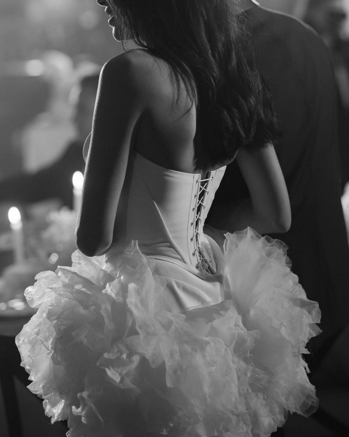 Chique witte bloemen korte galajurken 2025, hete verkoop mini-lengte bruidsjurk, mouwloze handgemaakte tule bloem damesfeestjurken