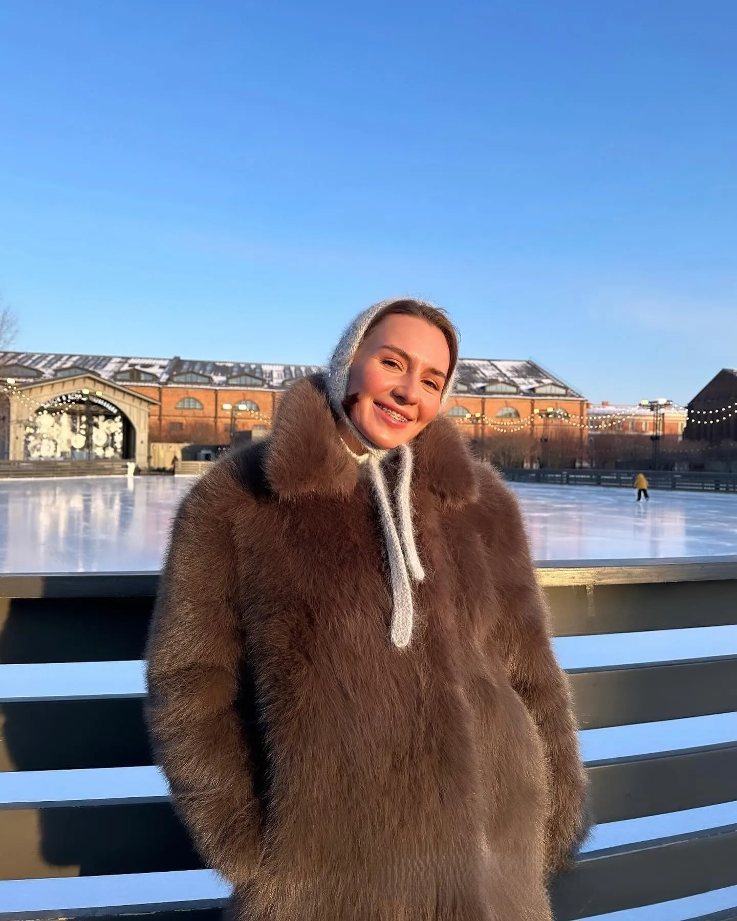 

Повседневное пальто из искусственного меха для женщин, модная пушистая свободная теплая женская куртка с длинными рукавами, осенняя новая женская верхняя одежда с отложным воротником