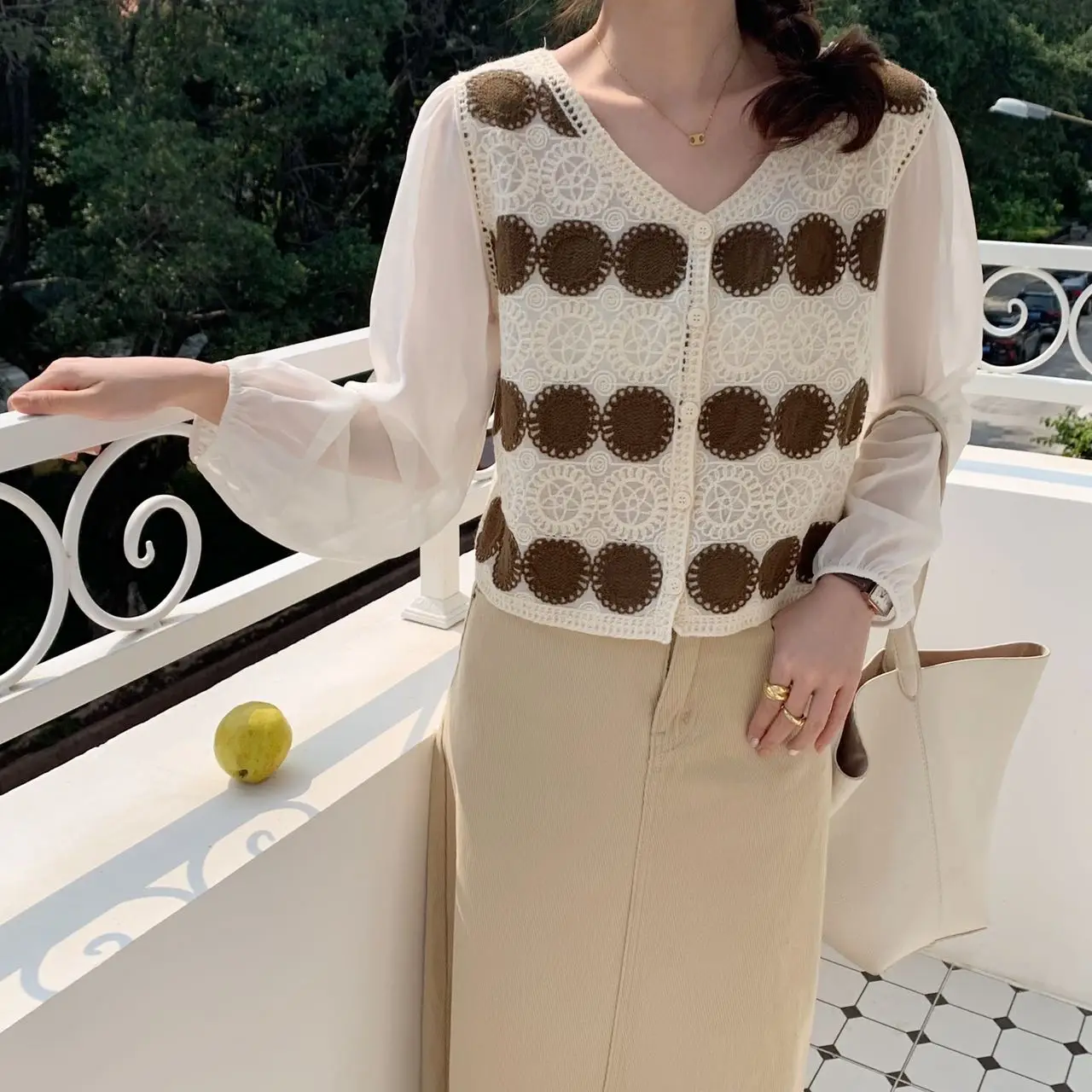 Chemise en mousseline de soie de Style rétro pour femmes, haut à manches longues avec épissure creuse au Crochet