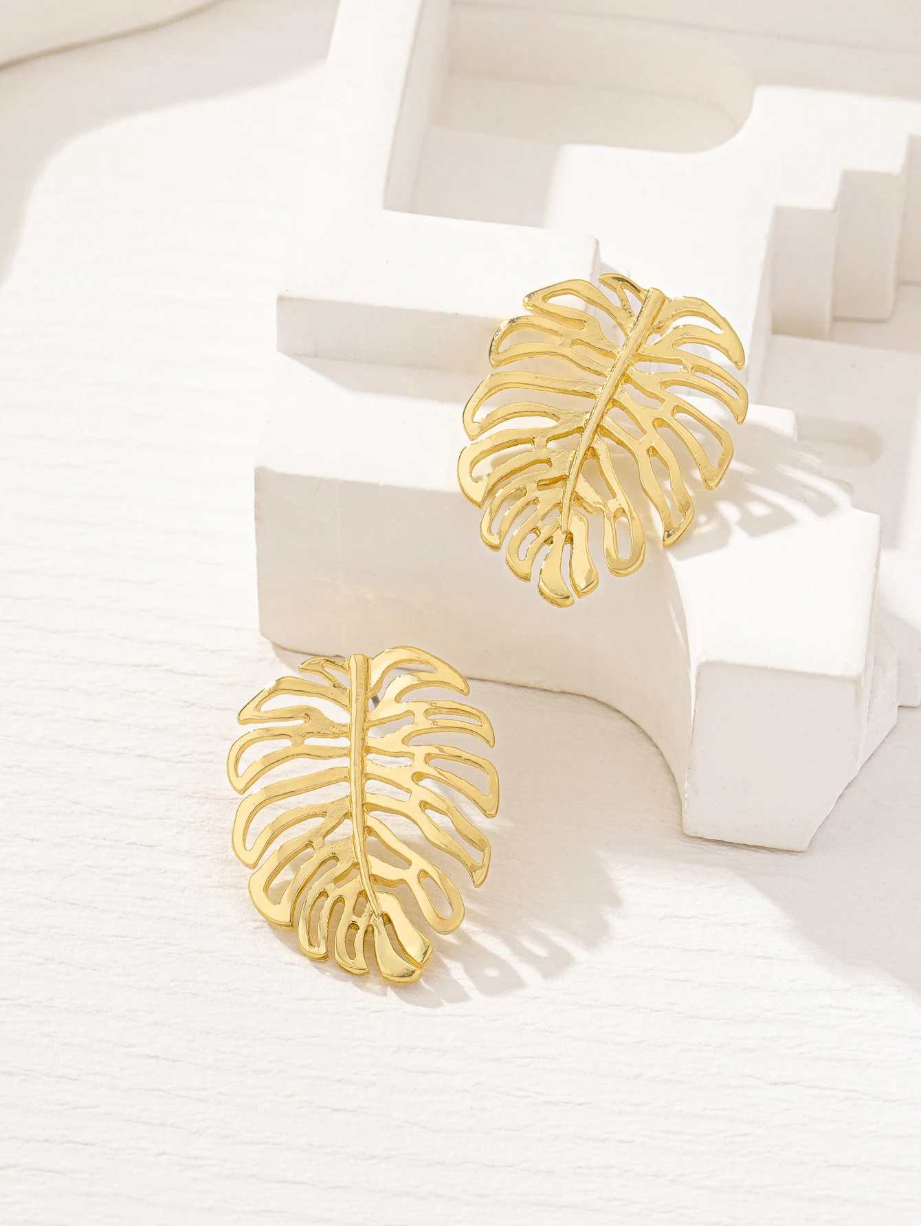 1 Pair of Geometric Fashionable and Elegant Cut Out Leaf Earrings