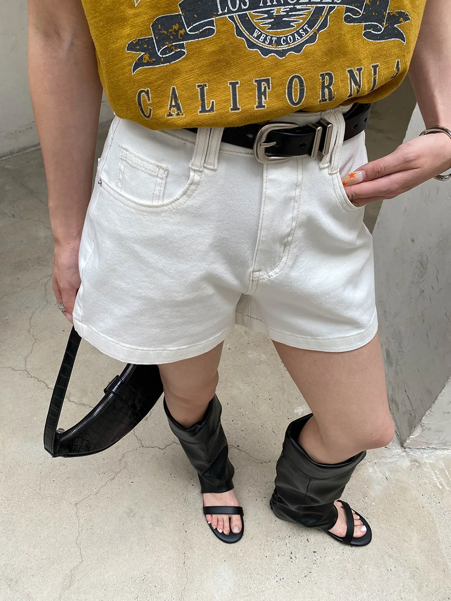 Sommerliche Damen-Casual-Shorts aus Denim in einfarbigem Design mit weitem Bein und A-Linie, figurschmeichelnd und als Hotpants geeignet. – Detail 11