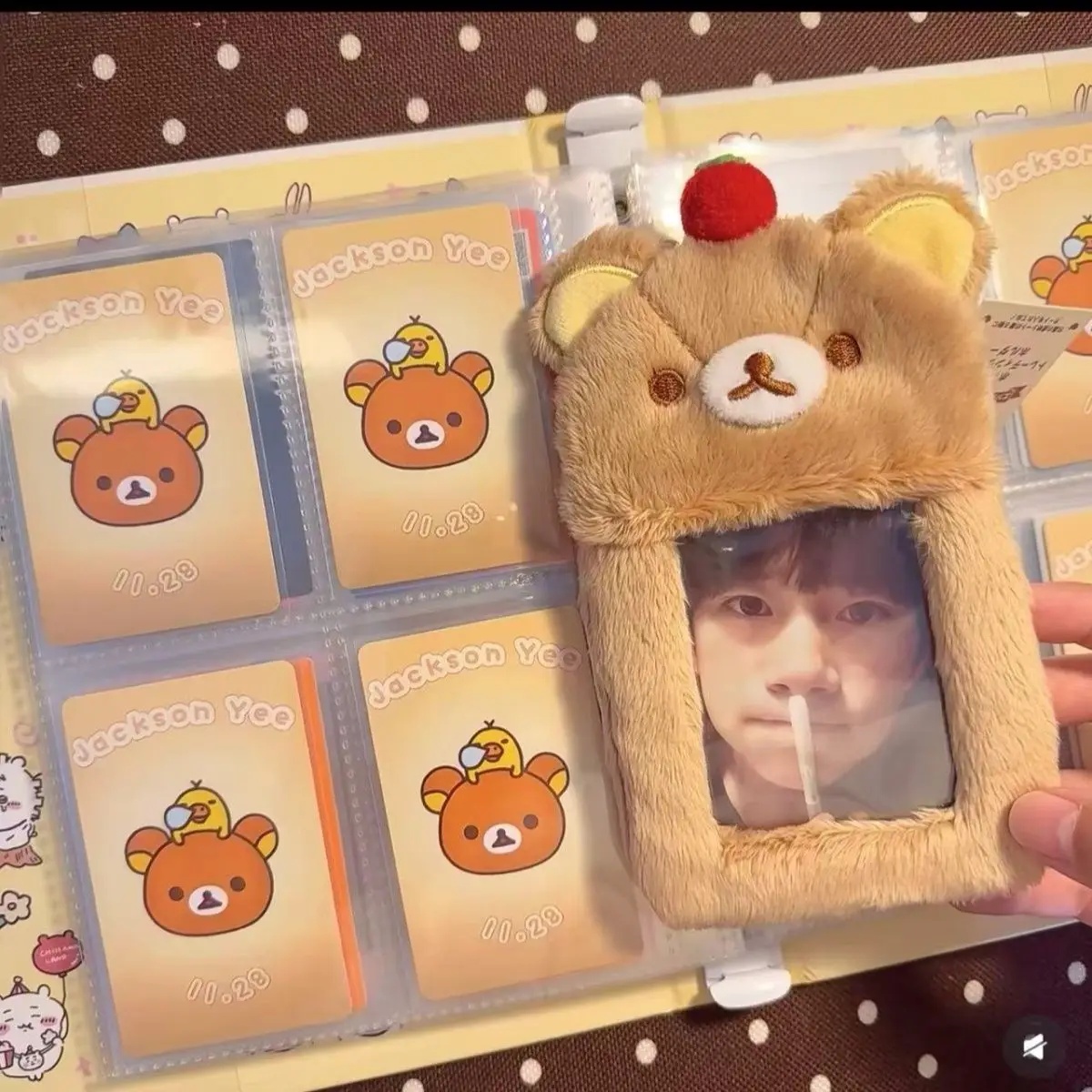 Rilakkumas Plüsch-Fotokartenhalter Schlüsselanhänger 3-Zoll-Fotoschutzhülle Cartoon-Schulbus Bankkartenhülle Taschenanhänger Geschenke – Detail 4