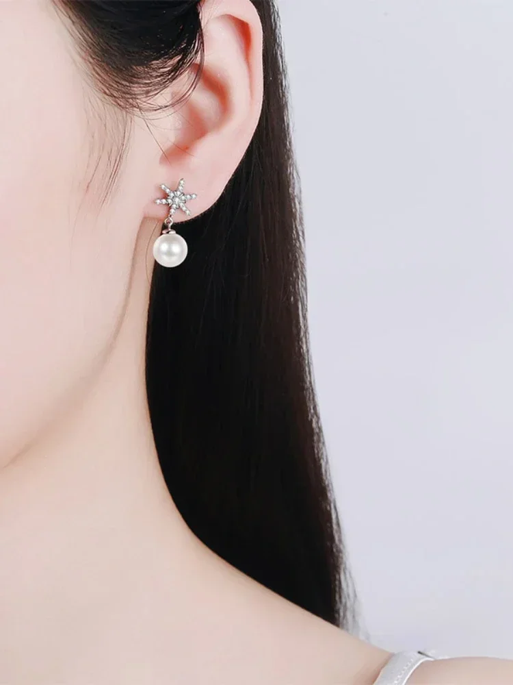 

Серьги из серебра 925 пробы. Сертифицированные легкие роскошные серьги из муассанита с блестящим жемчугом и снежинками. Подходят для праздничных подарков.