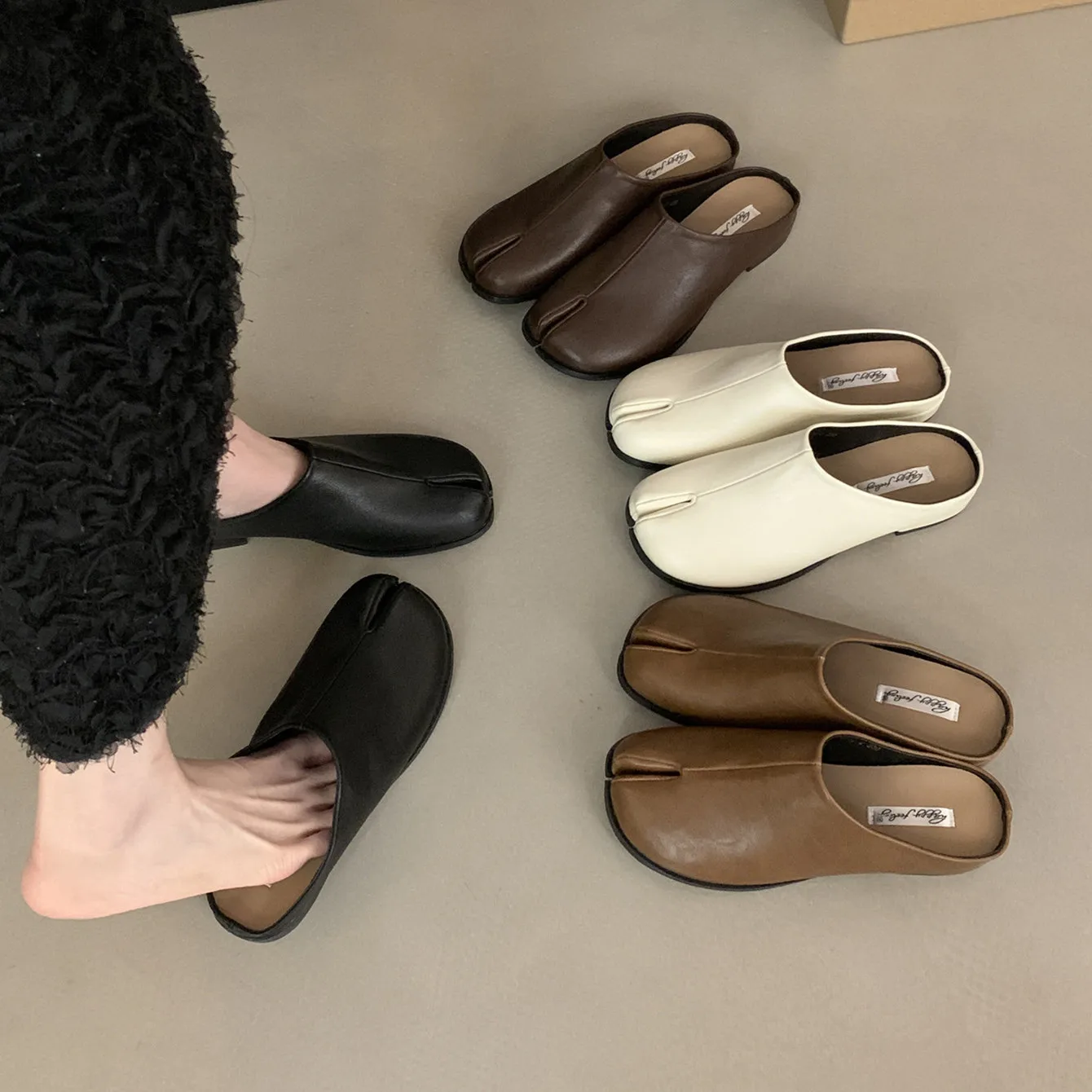 

Bailamos 2026 Весна Новинка: Модные женские шлепанцы с раздельным носком, мягкие сандалии-мюли без застежек, повседневные туфли для женщин