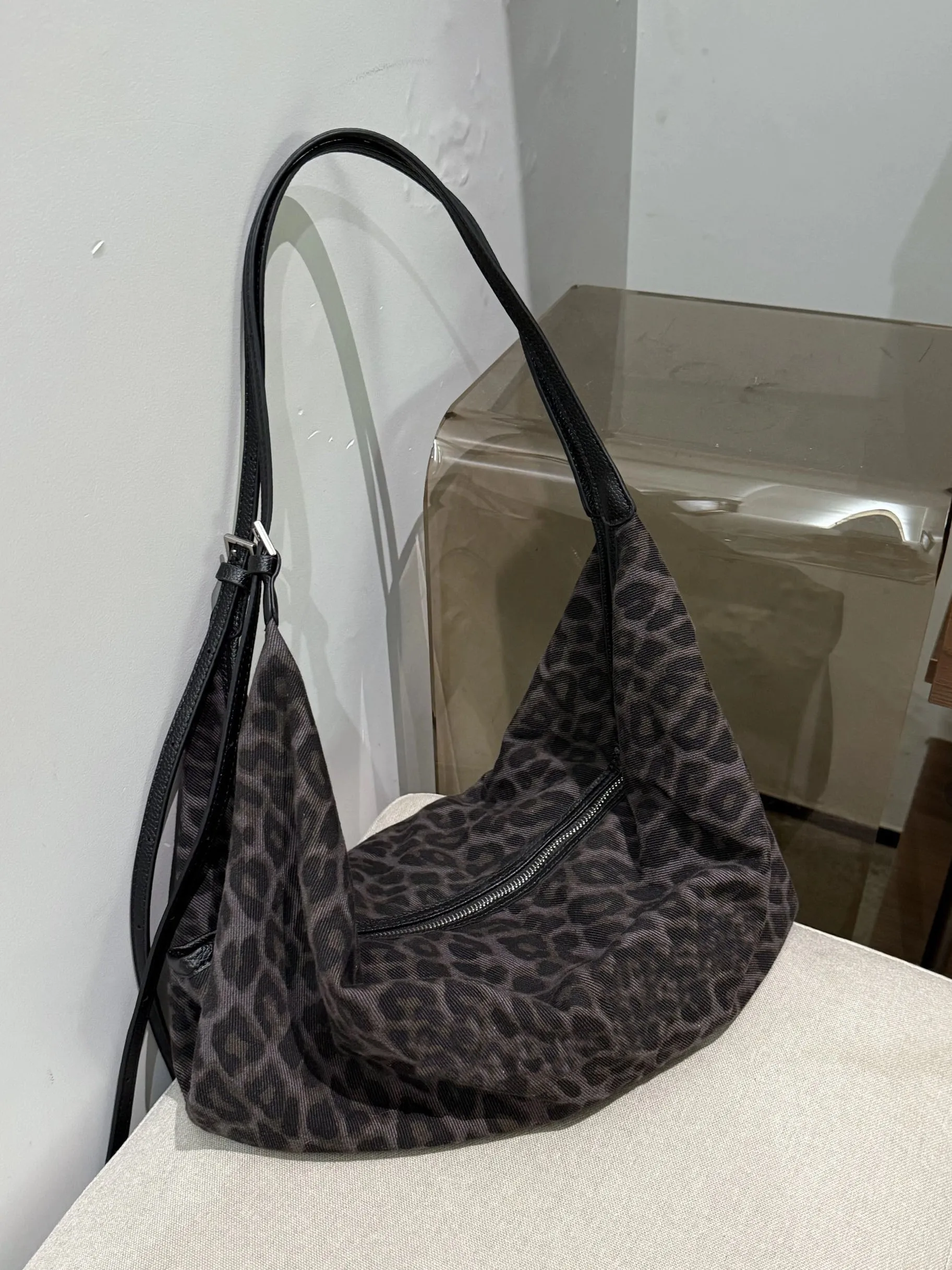 

Niche Design Retro Leopard Print Canvas Shoulder Bag Casual Versatile 2025 Spicy Girl Underarm Hobos Bags Female