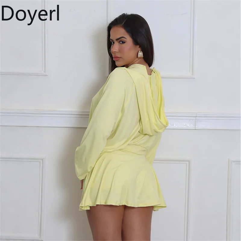 Doyerl تنورة 2 قطعة مجموعة النساء الرياضة اللياقة البدنية تجريب سحاب أكمام طويلة مقنعين البلوز الأعلى والتنانير الصغيرة مطابقة مجموعات