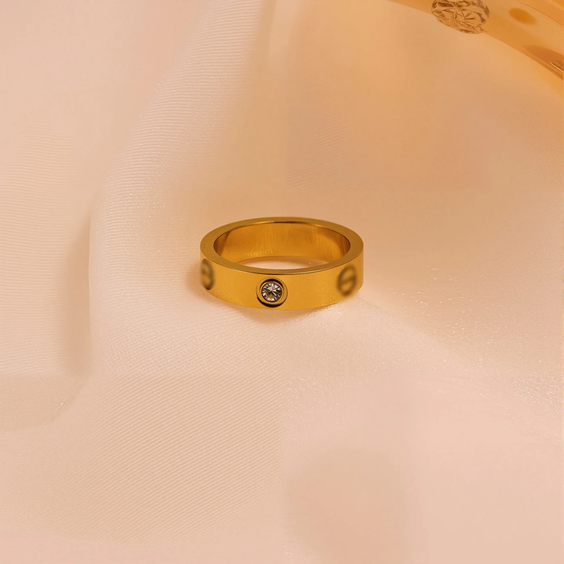 خاتم ذهبي عيار 18 قيراط من الفولاذ التيتانيوم ثلاثي الماس مبسط بشكل أنيق وبسيط وعصري وإكسسوارات الأصابع