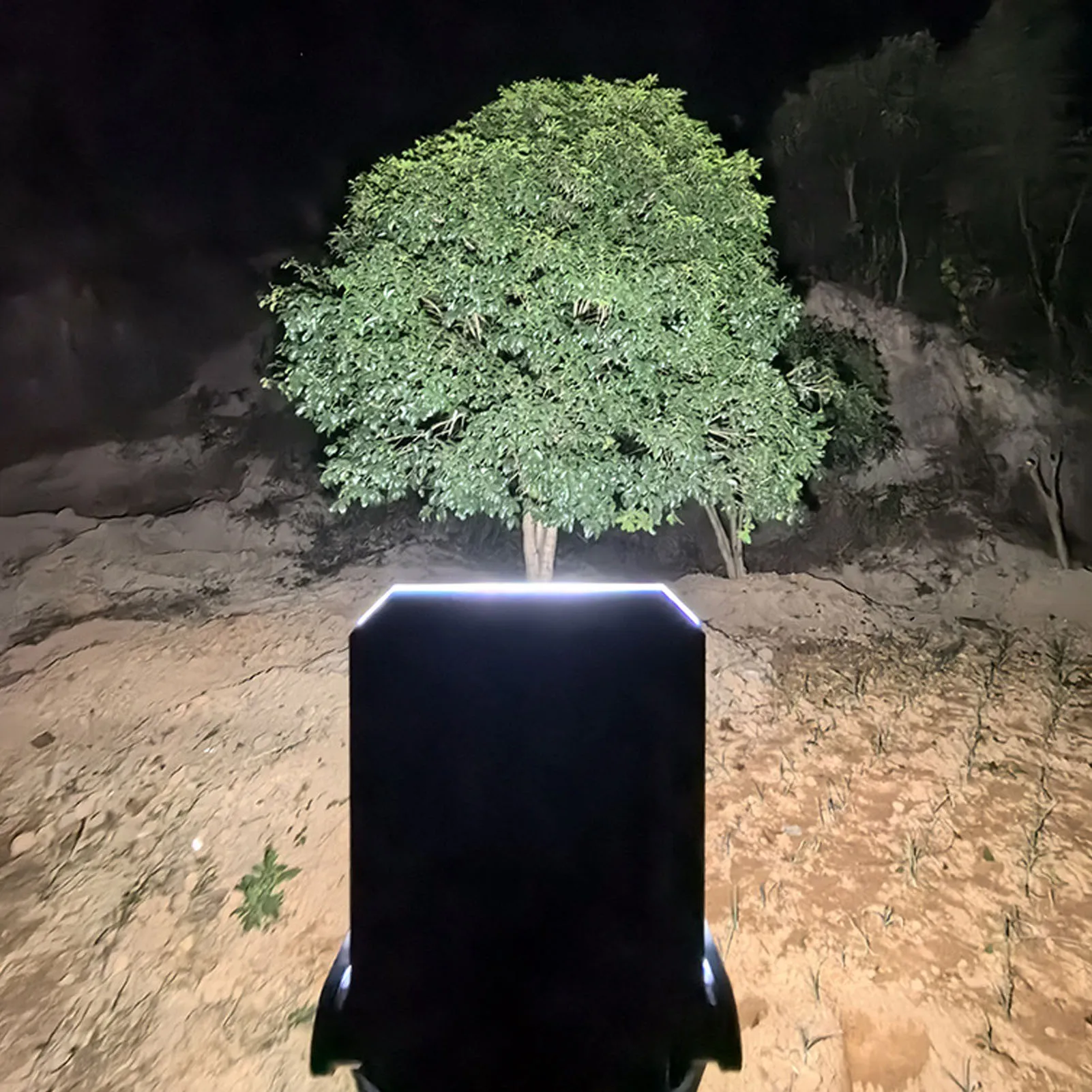 Lampu Kerja Lipat IP65 Tahan Air Maksimum 1300LM Pengisian Daya Tipe C Lampu Sorot LED 3 Tingkat Pencahayaan untuk Berkemah Mendaki di Luar Ruangan