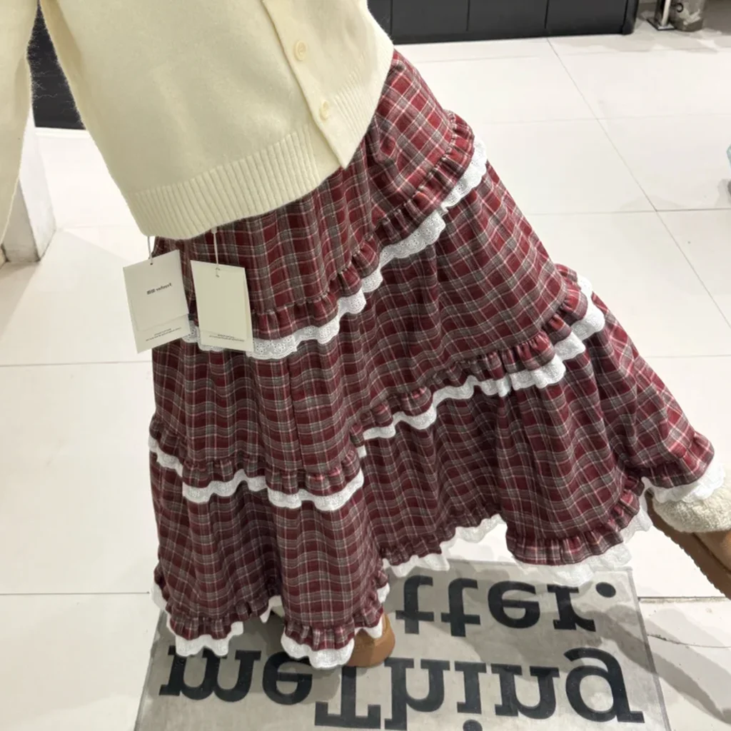 un abito a quadri rosso stile Lolita retrò, una nuova gonna dolce in pizzo plissettato a lunghezza media con linea ad A e graziosa gonna a pieghe a torta