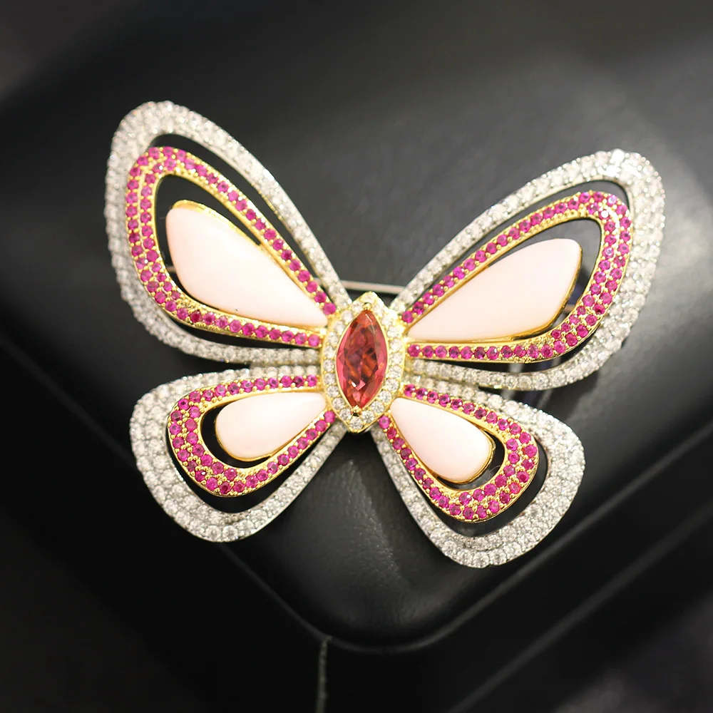 

Новая зимняя легкая роскошная высококачественная брошь-бабочка с красным цирконом, элегантная розовая булавка с перламутровым насекомым, аксессуар для женской одежды
