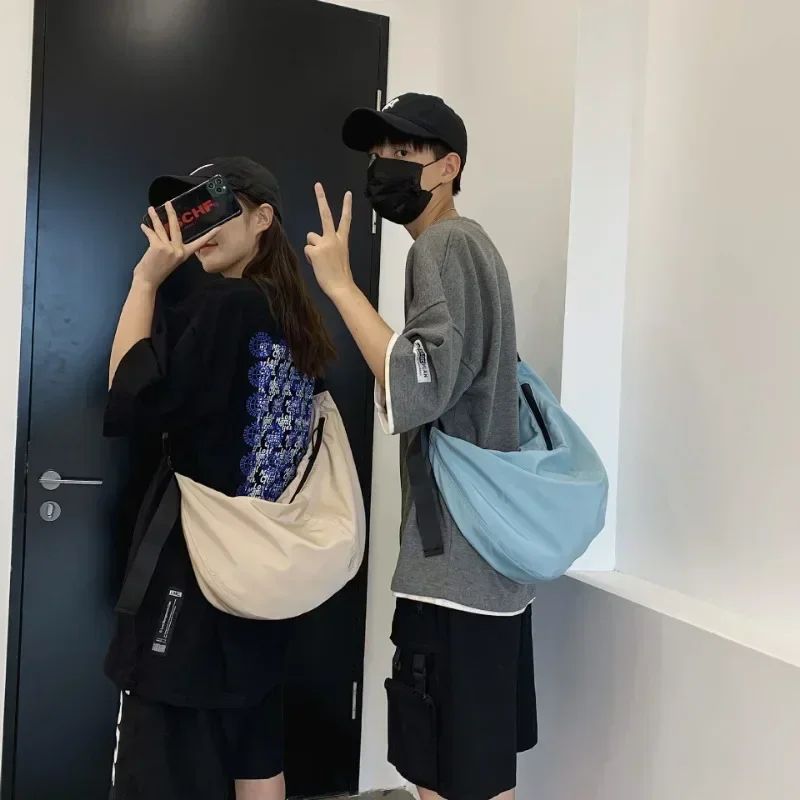 حقائب كروس للرجال بلون سادة سعة كبيرة هوبوس للجنسين هاراجوكو على الطراز الياباني نايلون مقاوم للماء محفظة كتف بسحاب للسفر