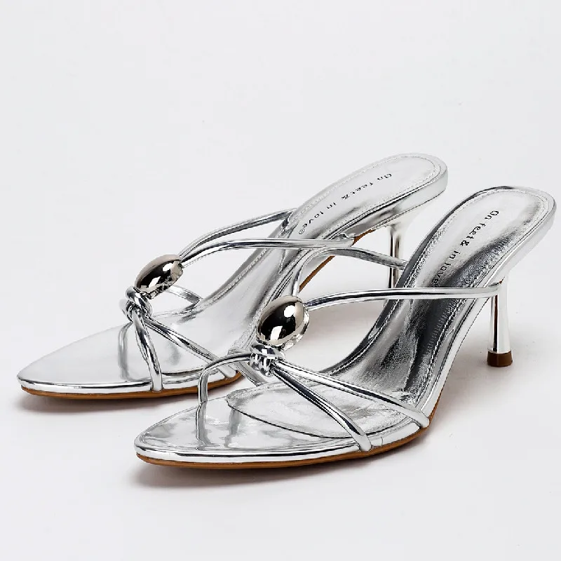 صنادل نسائية فاخرة ذات كعب ضيق ذهبي مزخرفة بالمعدن أنيقة مصممة بدون ظهر بكعب أنيق لحفلات الزفاف وحفلات الزفاف