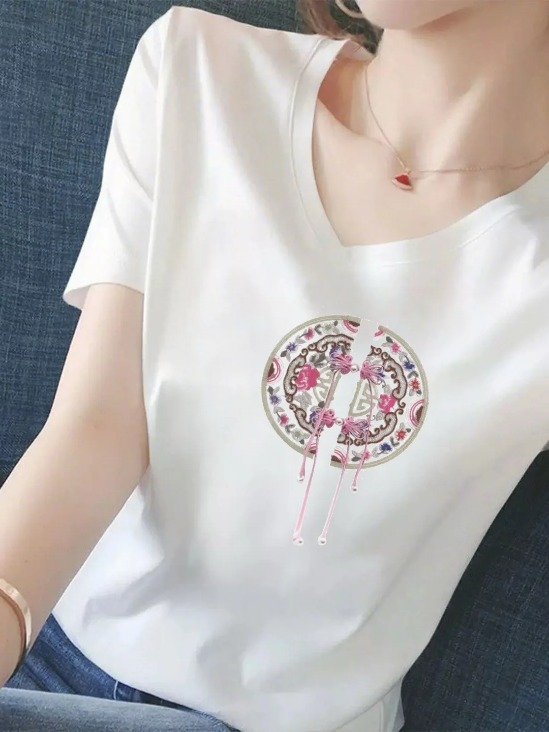 

Элегантная женская футболка с V-образным вырезом и коротким рукавом, летняя, свободного кроя, с принтом, белая, для похудения, антивозрастная, для мам, повседневная, из полиэфирного волокна