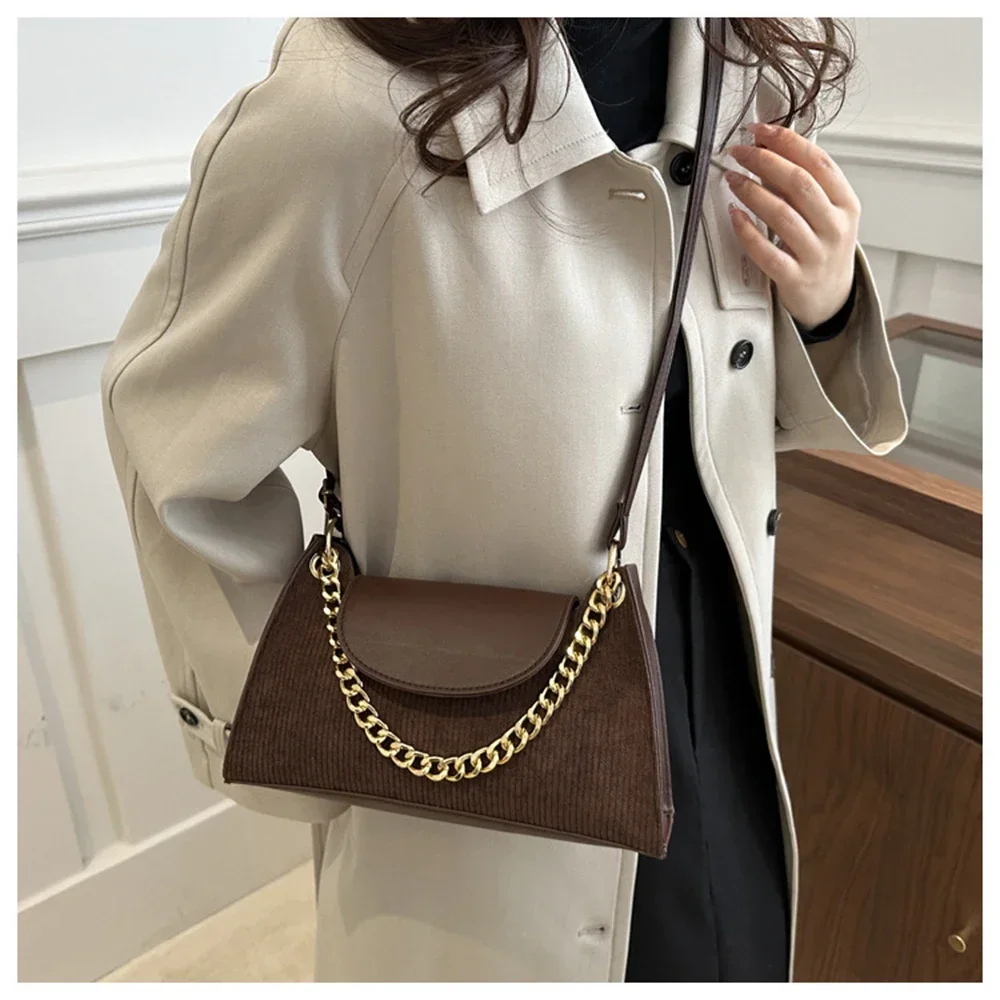 حقيبة يد بسلاسل عصرية للنساء لخريف 2025 غطاء قلاب جديد مقسم متعدد الاستخدامات بكتف واحد حقيبة كروس مربعة صغيرة