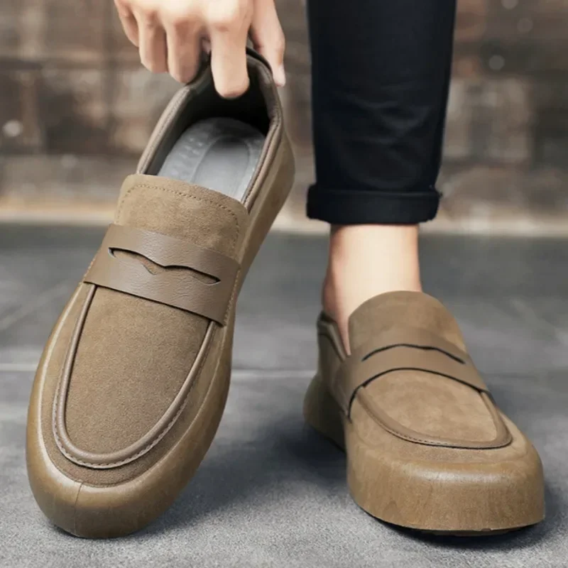 Sepatu pantofel kasual pria, sneaker bisnis sol tebal, Slip On warna polos gaya Inggris