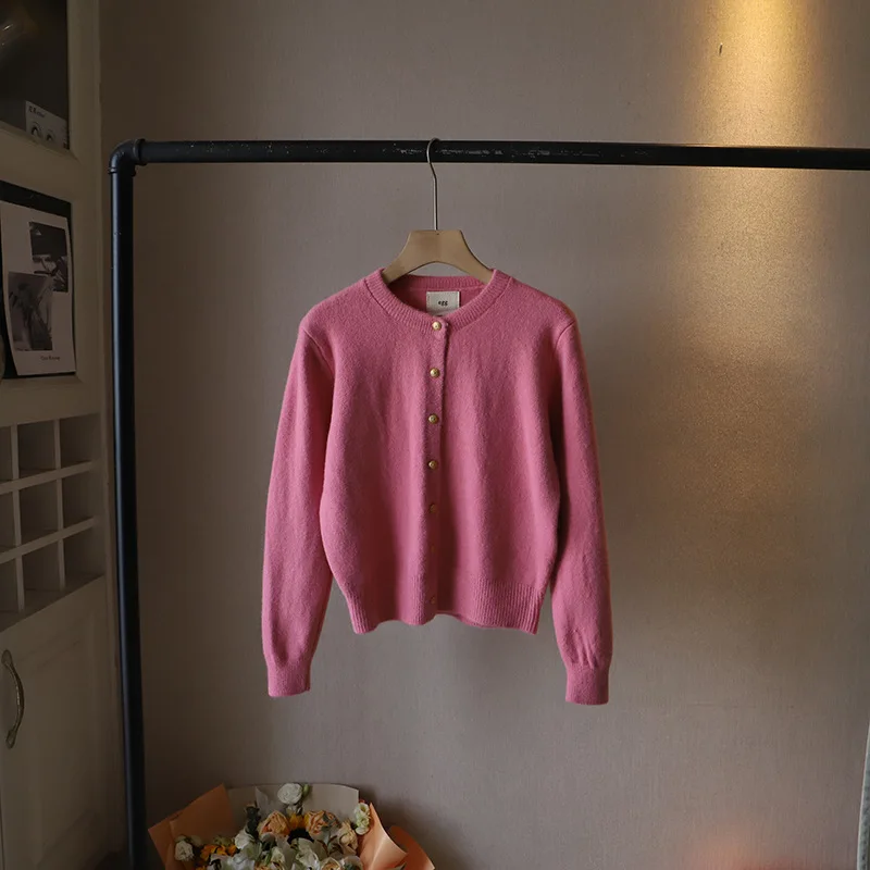 

Осень-зима, новый корейский стиль, простой свитер с длинными рукавами и металлическими пуговицами, женский универсальный топ с круглым вырезом