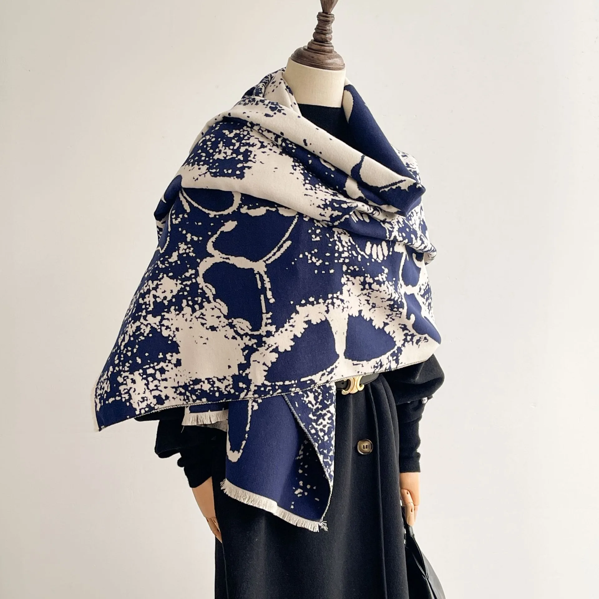 

Winter and Autumn Ink-Wash Butterfly Scarf for Ladies-Fashionable and Warm-Wool-like Fleece Dual-Use Shawl or Wrap