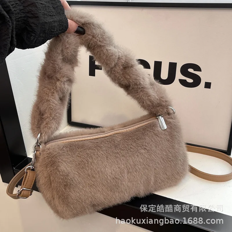 Borsa in lana con Design di nicchia autunno e inverno borsa per pendolari portatile da donna 2024 nuova borsa per ascelle a tracolla in peluche di fascia alta