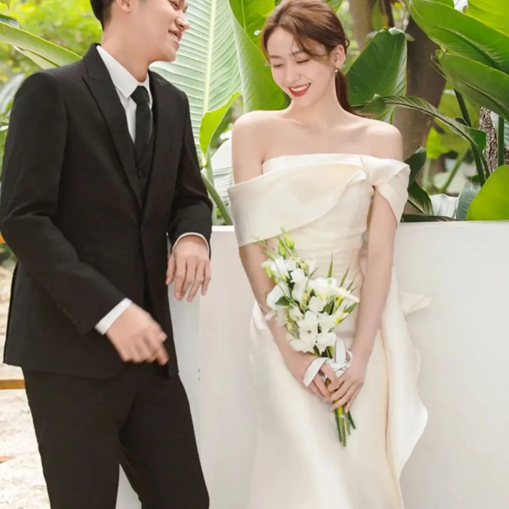 フランスのライトサテンのウェディングドレス,シンプルな裸の肩,スーパーフェアリー,森スタイル,花嫁のウェルカムトースト,女性,旅行の写真