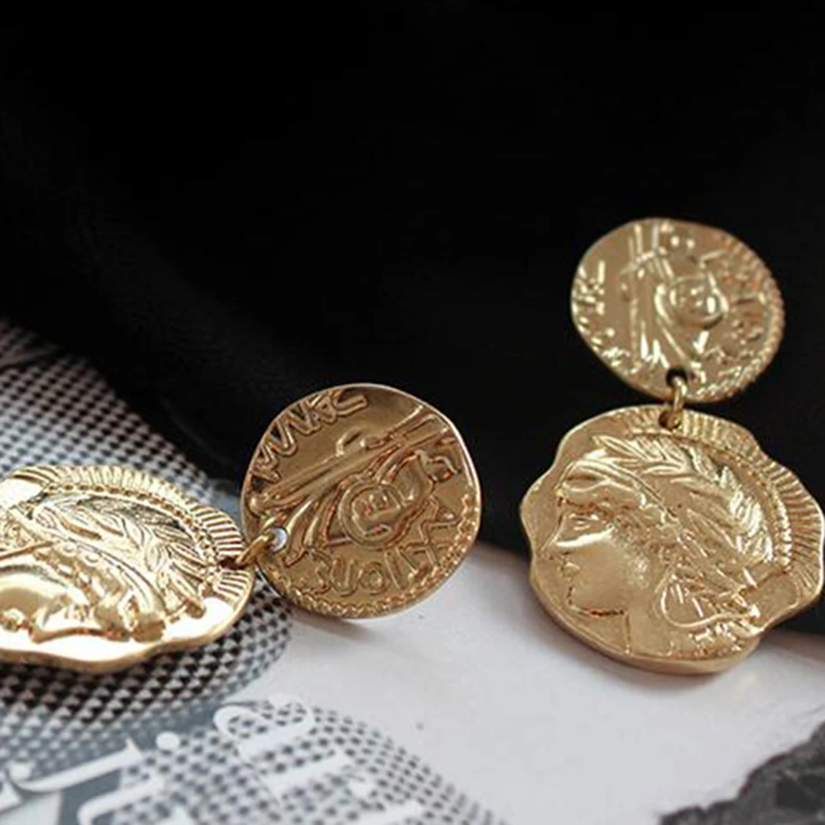 Pendientes de moneda de retrato de cabeza de Reina Vintage para mujer, medalla de cara de disco redondo, pendientes largos de Co