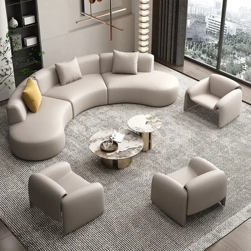 Canapé de réception incurvé semi-circulaire dans le hall du hall, le bureau des ventes dans le hall d'exposition du club-house, les clients de réunion