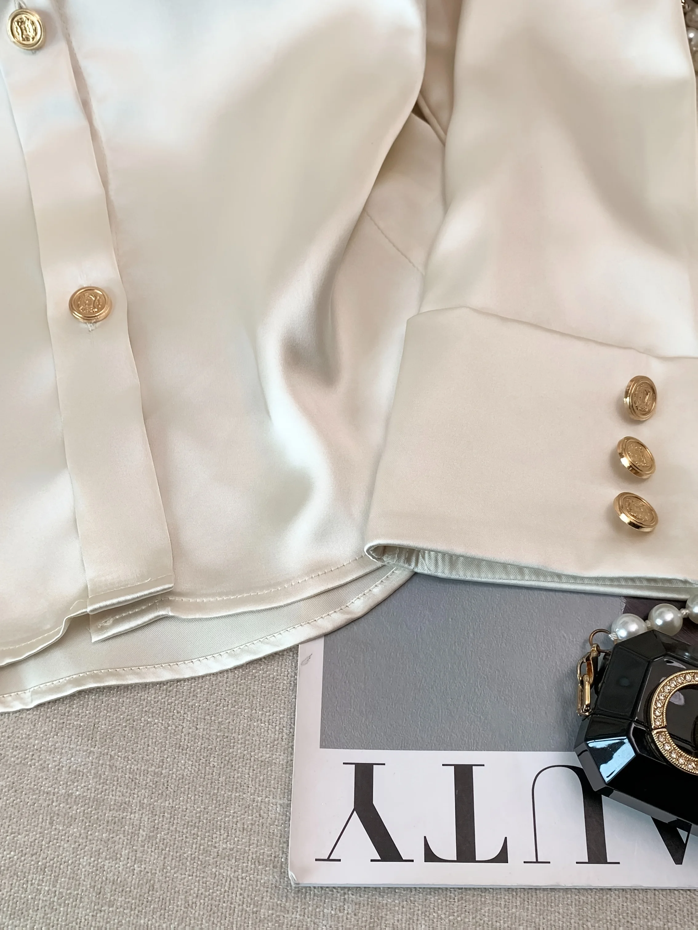 Francuska Retro Satynowa Bluzka Damska Elegancka Koszula z Kołnierzykiem i Długim Rękawem Złote Guziki Dopasowana Szlachetna Dama Szykowna Biurowa Nowa