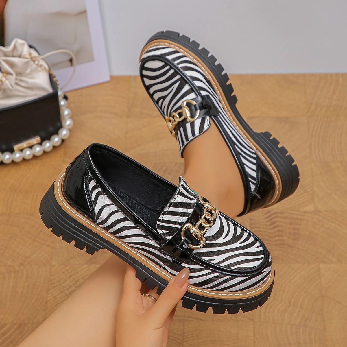 Autumn Women Metal chain decoration Loafers Shoes Leopard Print British Style Fashion chunky heel Anti-slip sole Single Shoes