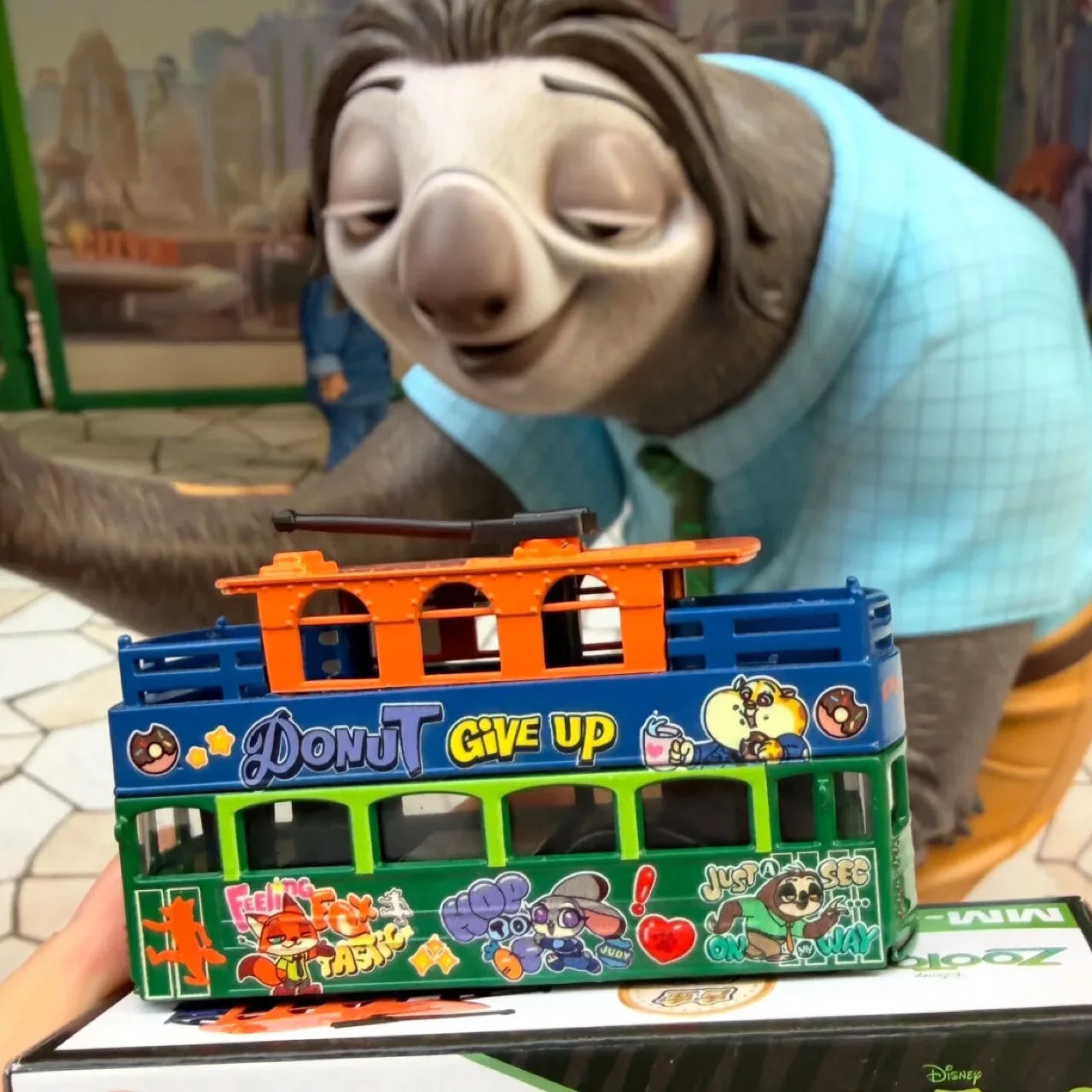 Set di veicoli pressofusi in edizione limitata Disney Zootopia Hong Kong - Tour Bus e auto turistiche, macchinine pull-back da collezione