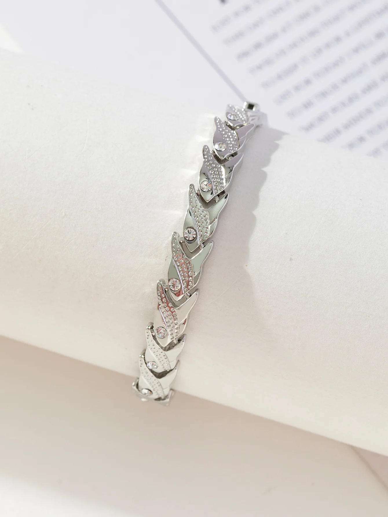 1 fish bone bracelet in hip-hop punk style, a fashionable and dazzling accessory for outdoor festivals and parties