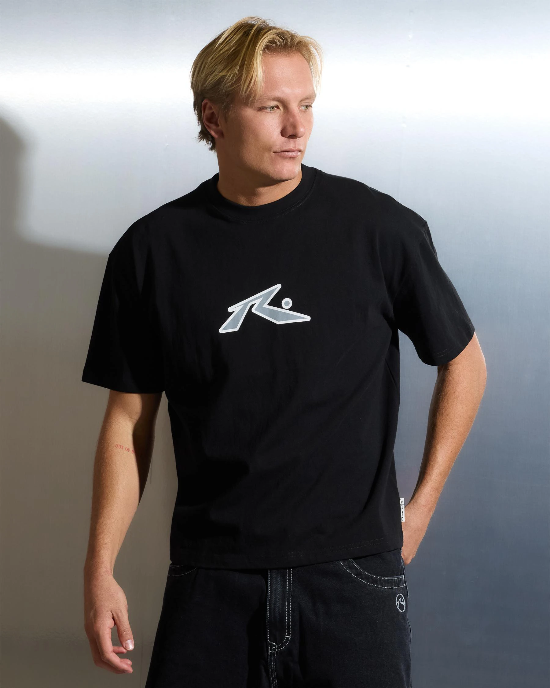T-Shirt Bianca Moderna con Log - Streetwear Brand Logos recensione e prezzo