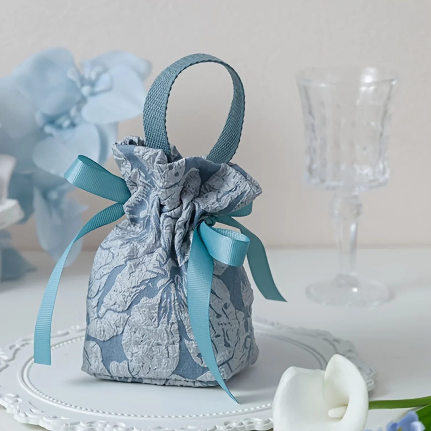 4Pcs Elegant Lace Drawstring Gift Bags - Portable Favor Pouches for Wedding, Birthday, Party Event Supplies, Easy-Tie Bow Closur