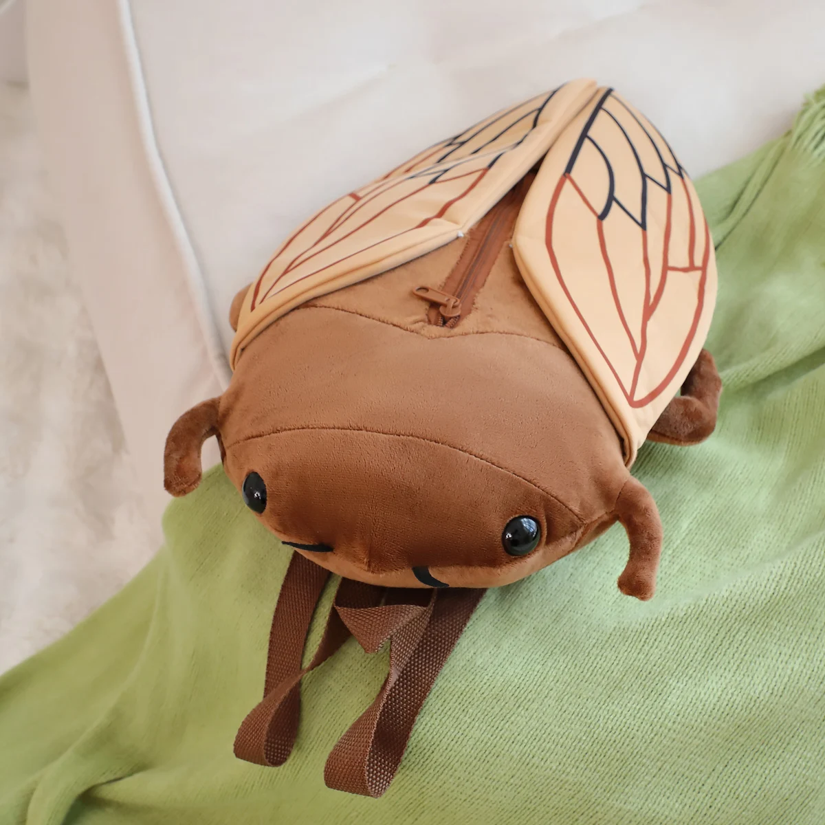 Una mochila de felpa de cigarra, una mochila creativa de insectos para niños, un paquete de preescolar para insectos gateados, una divertida decoración para