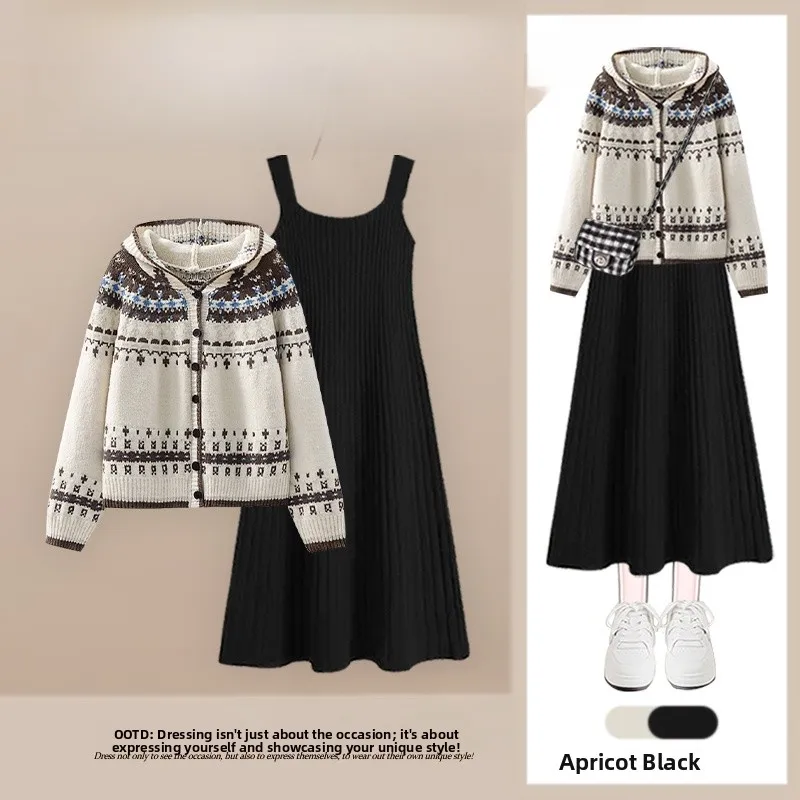 

Стильный вязаный комплект: женский красивый облегающий свитер и платье на бретелях, костюм из двух предметов, осенняя новинка, модный тренд, омолаживающий эффект.