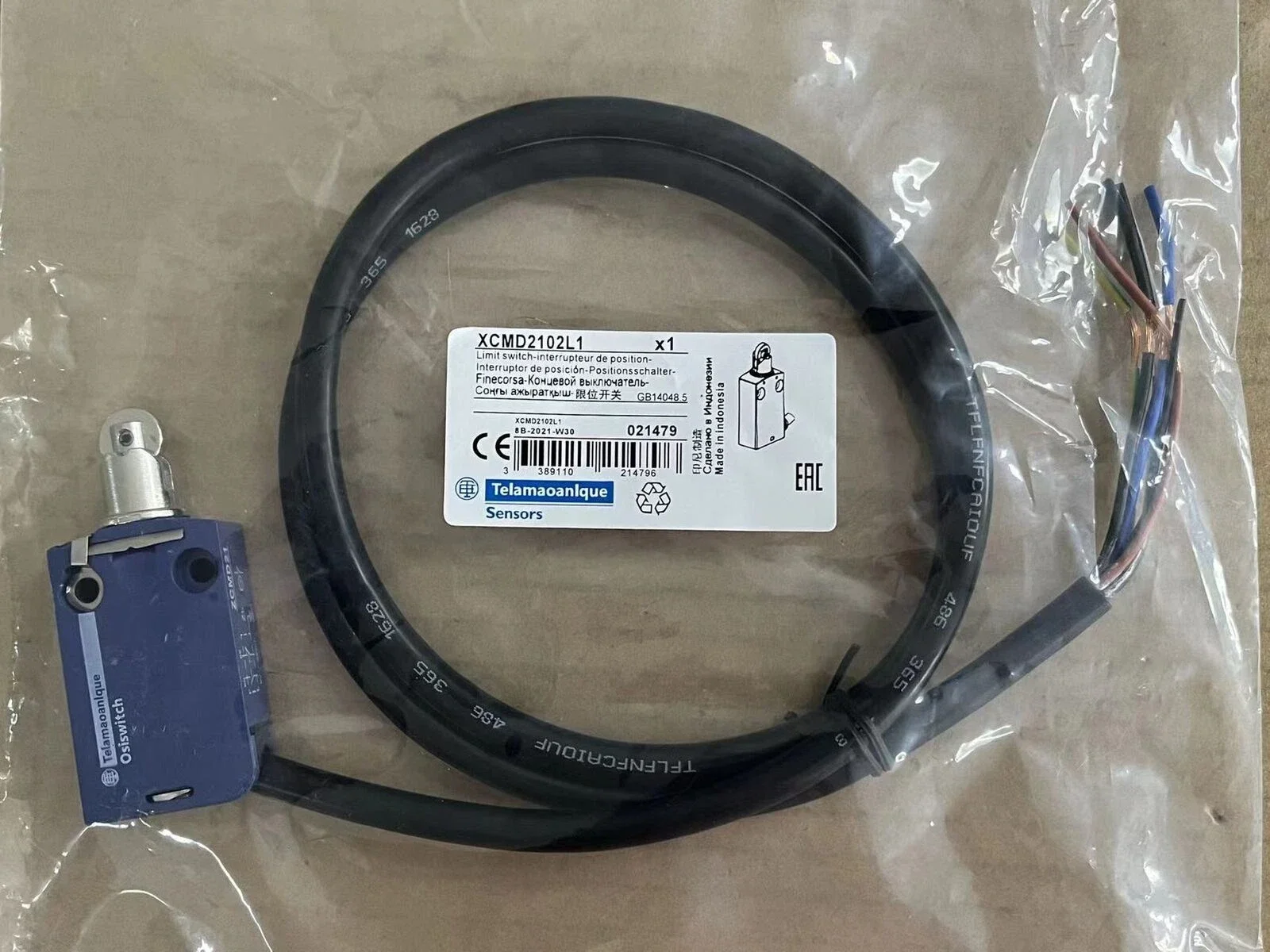 

XCMD2102L1 = ZCMD21 + ZCE02 + ZCMC21L1 Limit switch XCMD - steel roller plunger - 1NC+1NO - snap - 1 m