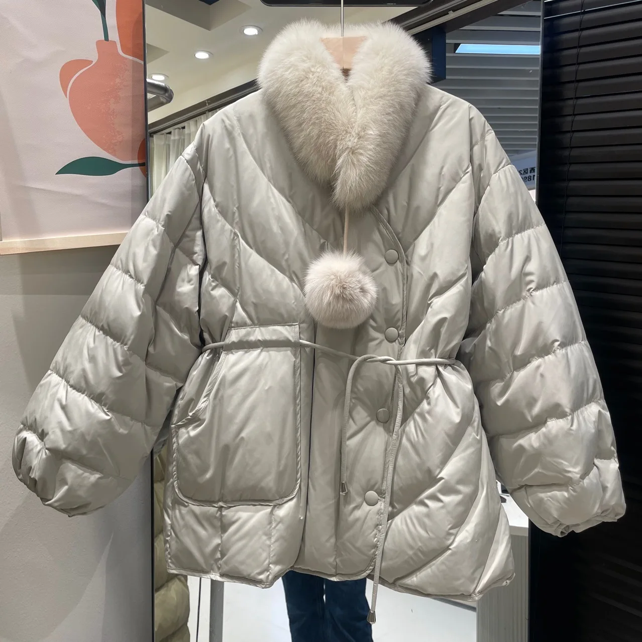 冬のレディースダウンジャケット、フォックスファーのスカーフ付きダウンコート、スプライスファッションクロスVネック、ホワイトダックライト、防風性と暖かいパーカー、レディースコート