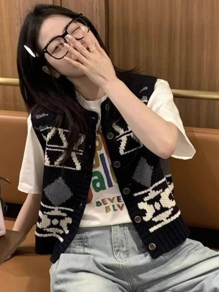

Korobov Autumn Korean Vintage O Neck Single Breasted Sleeveless Jacquard Geometric Print Loose Knitted Sweater Vest