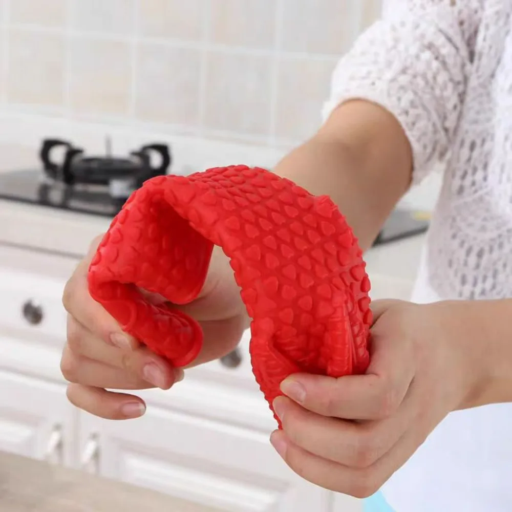 Heart-Shaped Regular Style Five-Fingered Silicone Heat-Insulating Gloves - Heat-Resistant for Baking Oven & Microwave