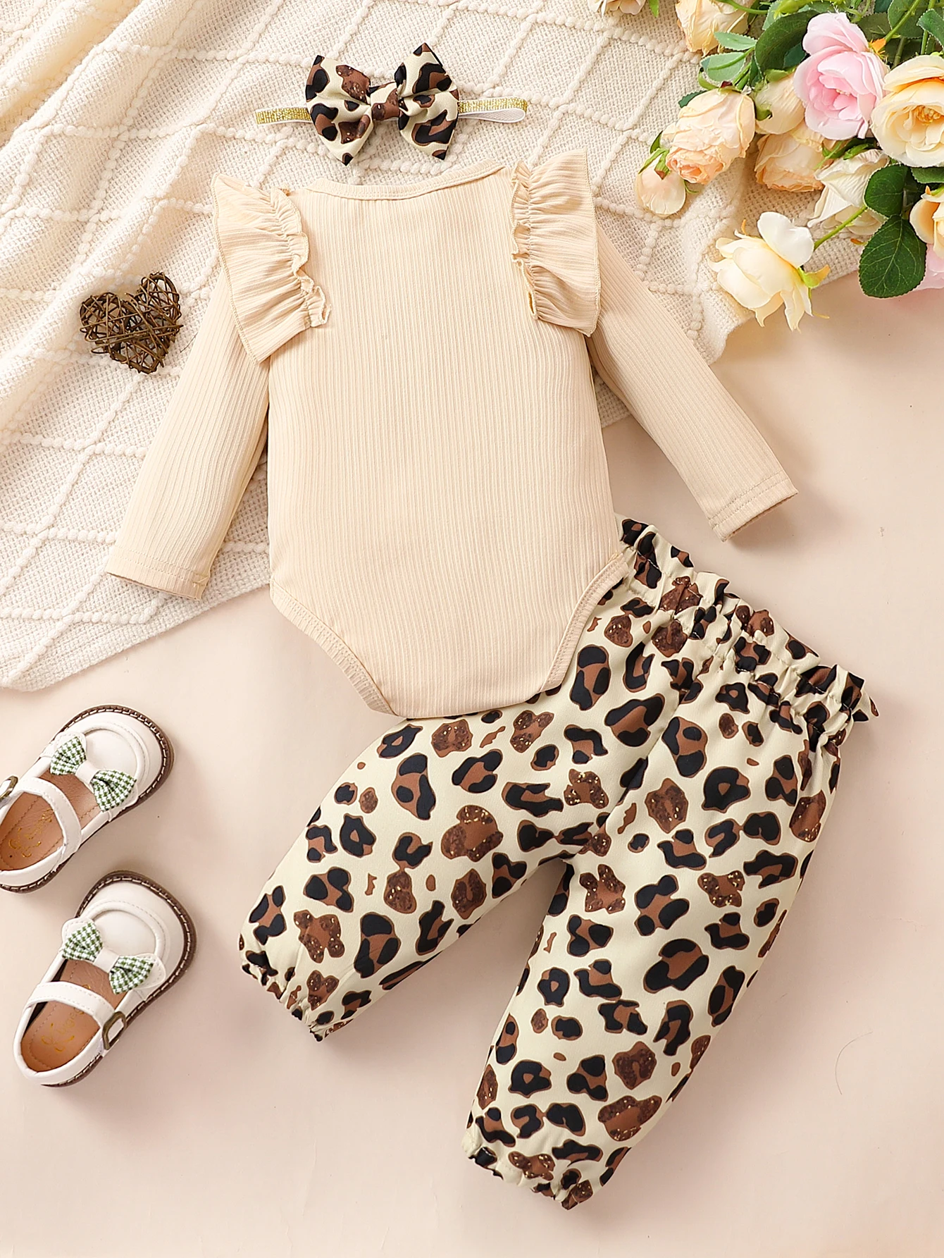 3-teiliges Frühlings-Herbst-Set für Babys mit geripptem Rüschen-Strampler, Leopardenhose + Stirnband, süßer, cooler Stil, für den Alltag/Fotoshooting, 0-3 Monate – Detail 3