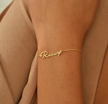 パーソナライズされた名前ブレスレット女性ガールジュエリーステンレス鋼ゴールドカラーカスタムネームプレートブレスレットファム