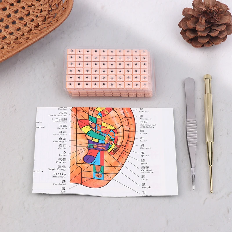 

Набор для акупунктуры уха: 600 многоразовых акупунктурных пластырей с картой акупунктурных точек, пинцетом и ушным зондом