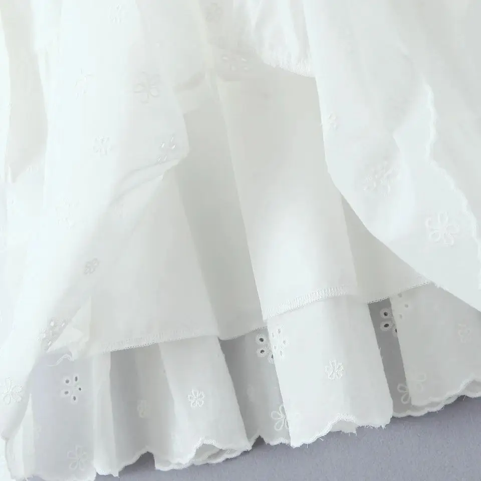 2025 Vacanza Ricamo bianco Scava fuori il foro Gonna al ginocchio in pizzo Donna Fiocco Elastico in vita Altalena Gonne torta foderate A Beige