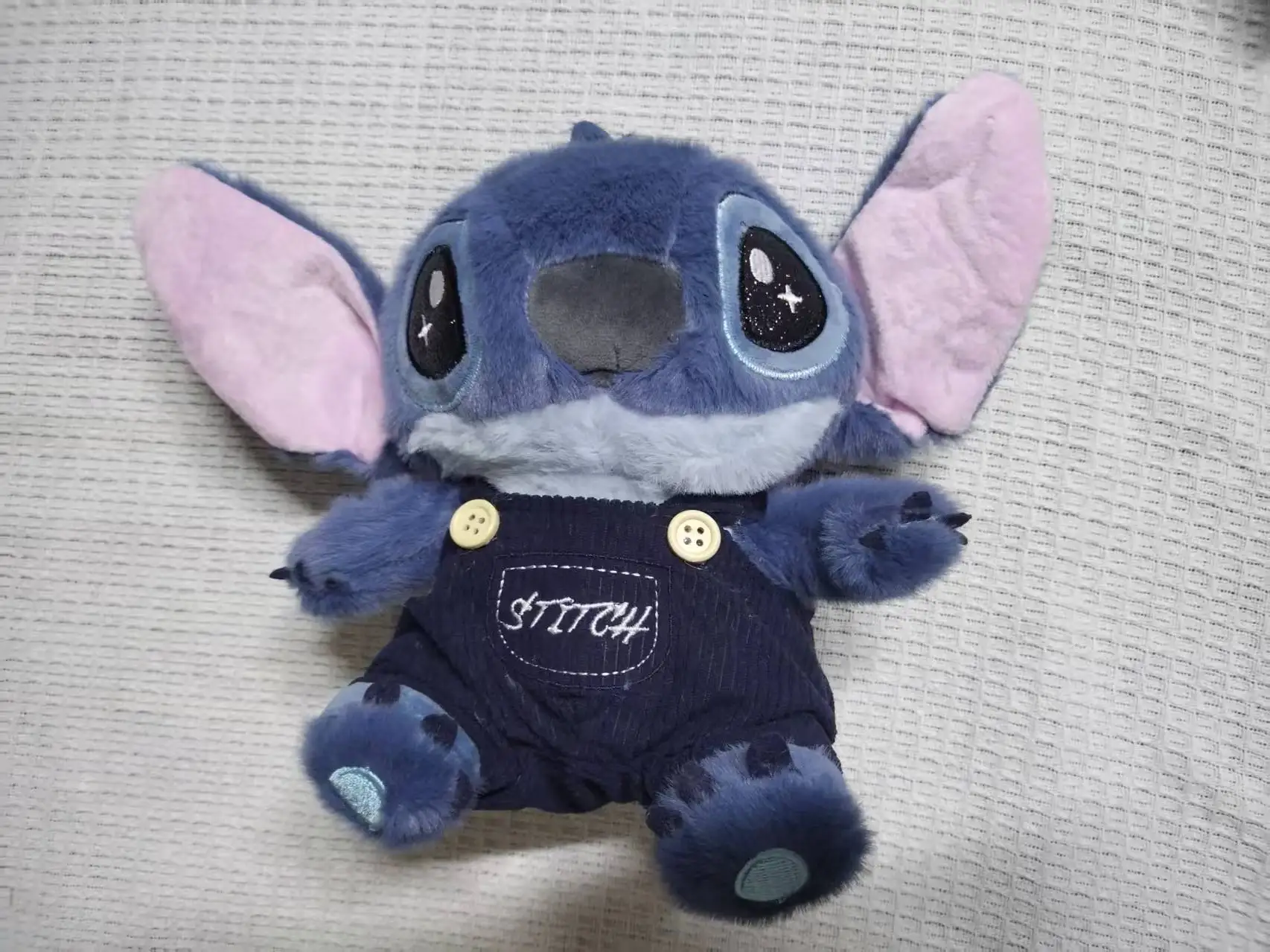 @ Stitch Boneca de pelúcia Brinquedo de pelúcia Bonito Personagem de desenho animado usando calças com capuz Perfeito para presentes de namorada Decoração de feriados de aniversário