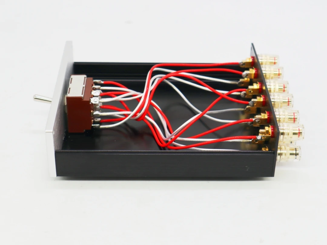 (2-IN-1-OUT)2 اختر 1 مضخم صوت منزلي / صندوق محول مكبر صوت ستيريو مقسم محدد A/B