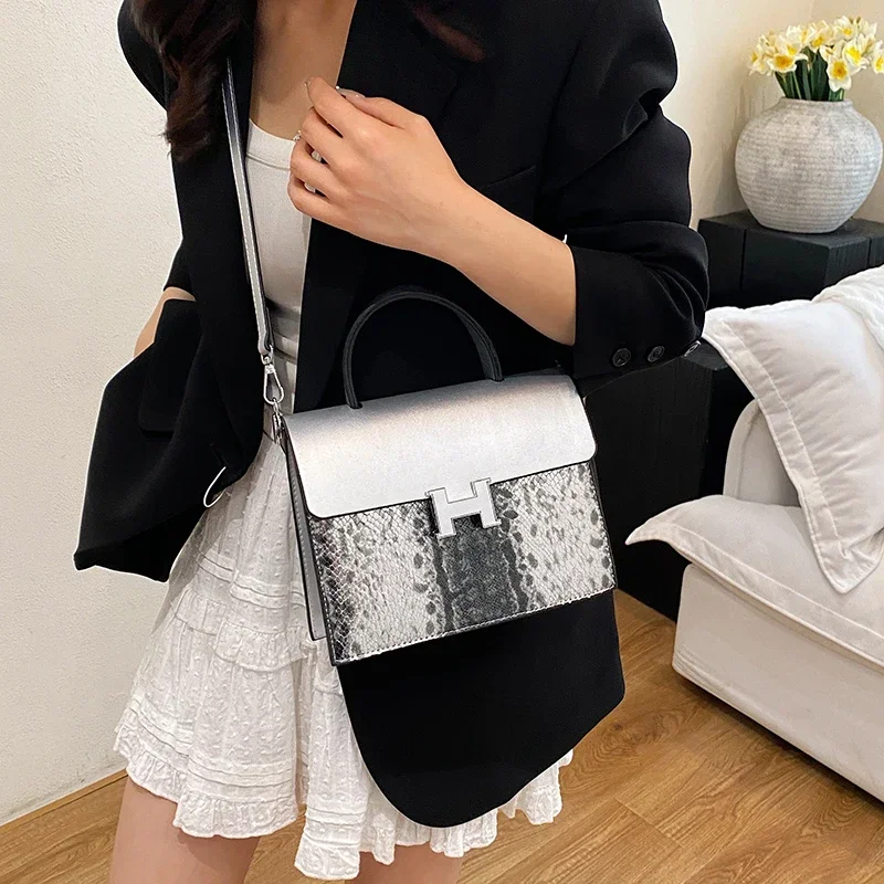 

Classic Leather Crossbody Handbag For Women With High-End Vintage Charm And Letter Logo Detail