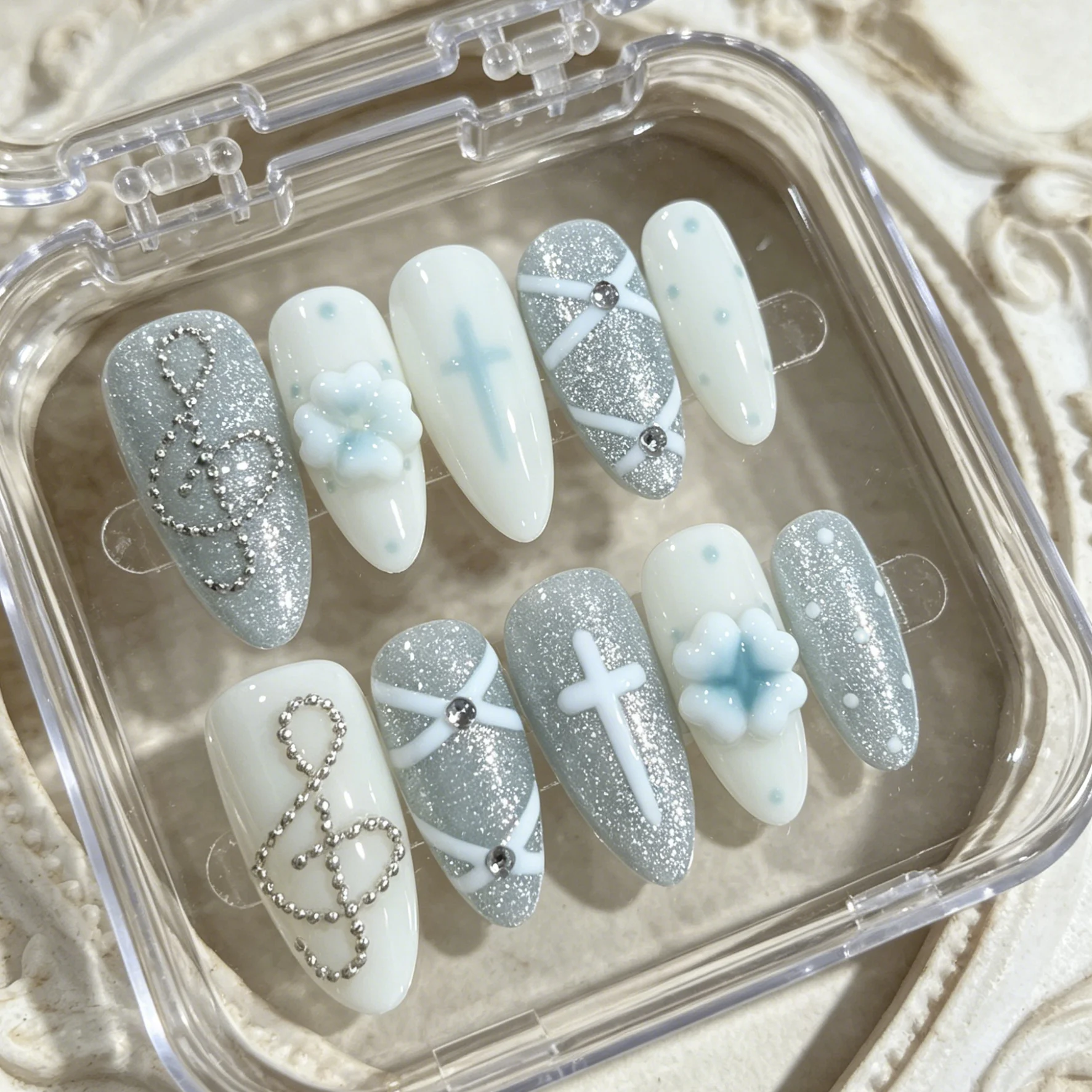 10 faux ongles en forme d'amande pressés à la main, magnifiques faux ongles bleu glace avec croix, adaptés aux femmes