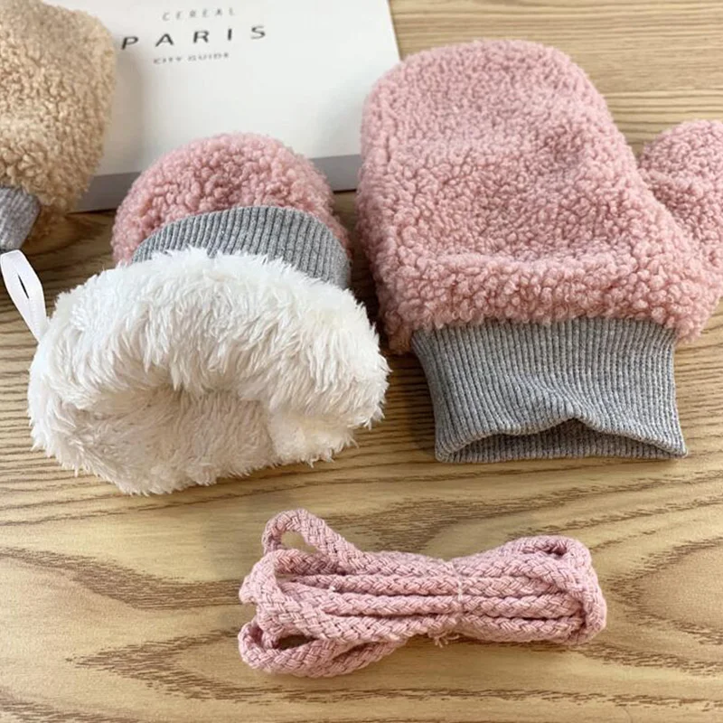 Guanto caldo addensato in pile di corallo coreano invernale da donna più guanto in peluche antivento da polso in maglia elasticizzata all'aperto con cavezza in velluto H4