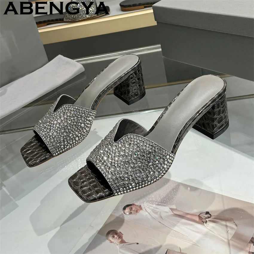 

Блестящие шлепанцы на массивном каблуке с цепочкой и кристаллами, женские летние туфли с открытым носком и стразами, на ремешке через пятку, для вечеринок, Mujer