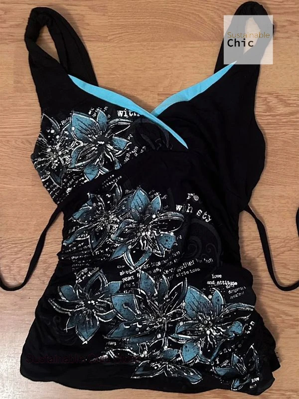 

In summer, the new dark wind spice girl black stitching suspender vest female American printing fashion wears a slim design top.