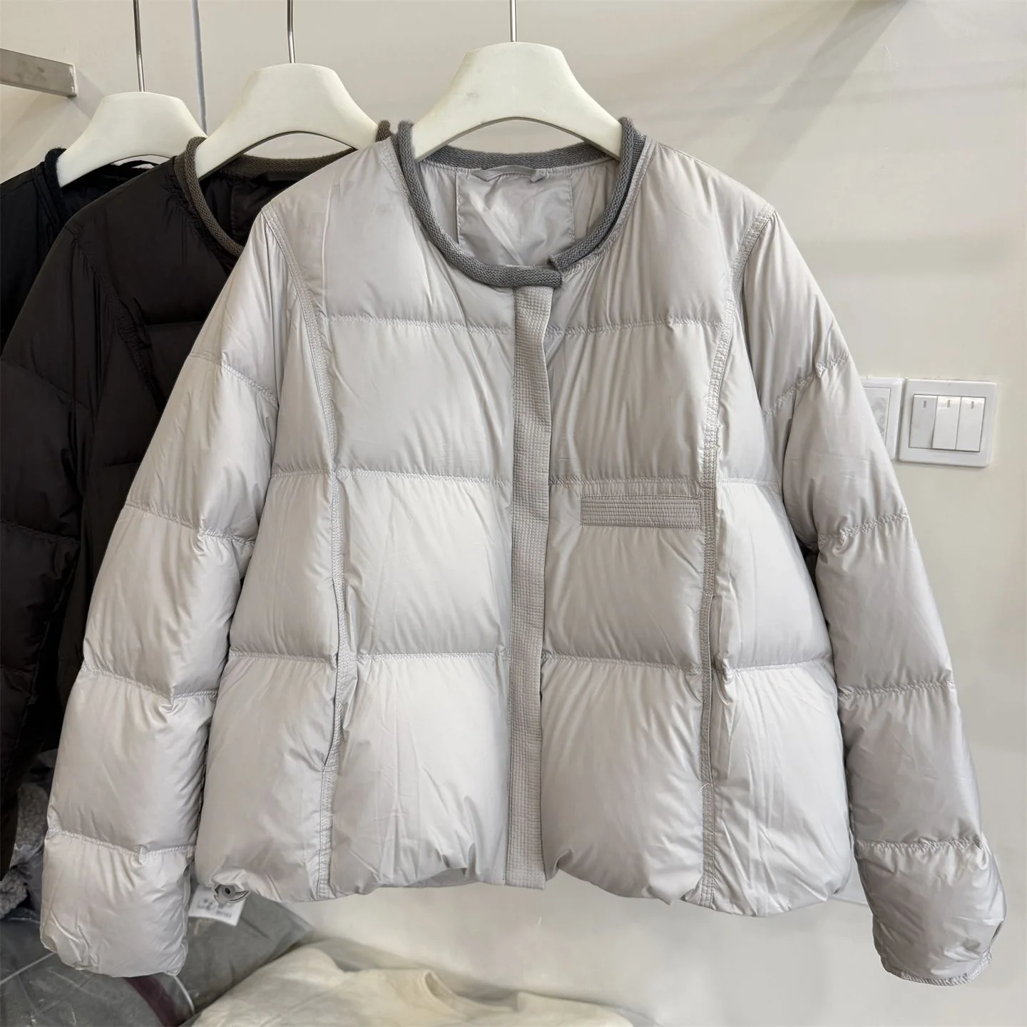 2026 Women's Loose Casual Round-Neck White Duck Down Jacket Winter Simple Versatile Short Down Coat with 90% Down